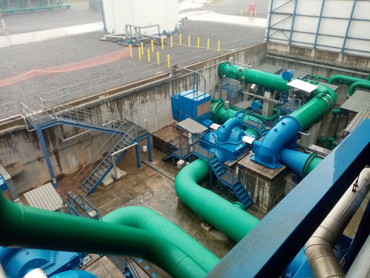 Real industrial cooling-water centrifugal pumps and pipework; application reference photograph by Harald the Bard, CC BY-SA 4.0.